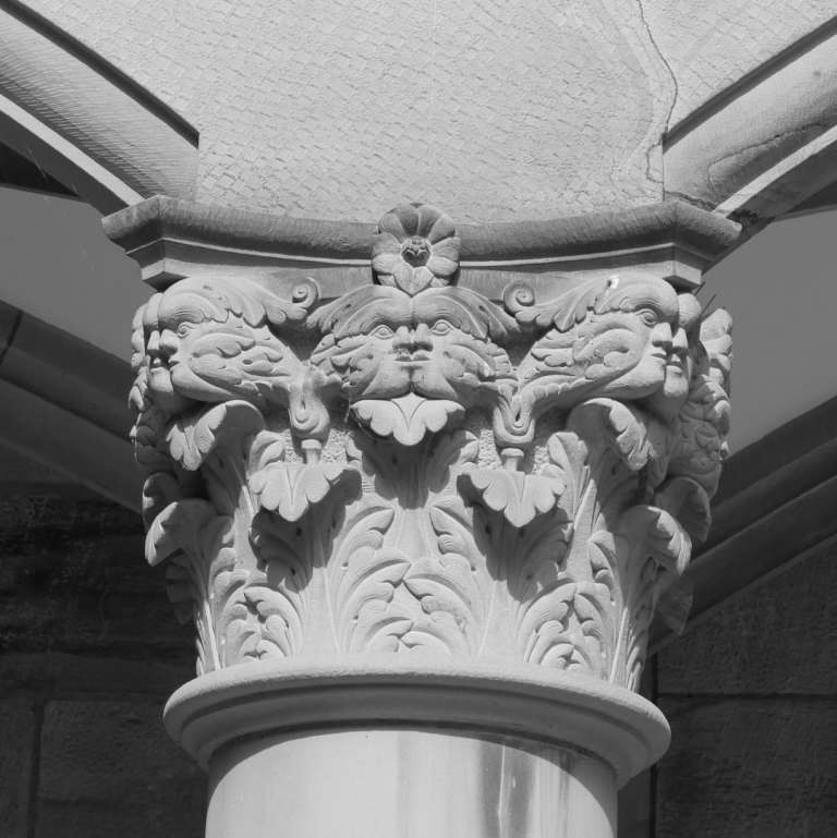 detailreiches Kapitell